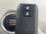 【キーレススタートシステム】カバンやポケットに入れたままでもドアの施錠・解錠が可能なスマートキーを装備。エンジンのオン・オフ時もカギを取り出す必要が無いからとっても便利です♪