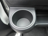 カップホルダーは運転席や助手席からちょうど手の届く位置です!!