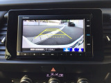 【バックカメラ】運転が苦手な方も車庫入れラクラクです!ギアをリバースに入れれば自動的に切り換わりますので、面倒な操作は不要です♪狭い駐車場もお車を傷つけず安心ですね!