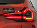 Xデザインのテールライト
