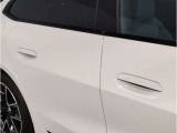 【デザインとの融合】BMWデザイナーが創り出したボディデザインを損なう事のない様に配置とデザインに拘っています。ドアノブについてもBMWの拘りに妥協はありません。
