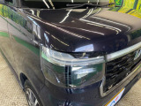 【LEDヘッドライト】悪天候や夜間走行時も良好な視界を確保し安心して運転できる高輝度LEDヘッドライトを装備!点灯速度が早く、消費電力も抑えられています。
