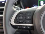 便利なステアリングスイッチ付きでナビに目をやらなくても音量調整等が可能です。