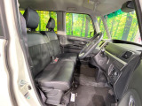 運転席まわりには十分なスペースがあり、大柄な方でもゆったり運転していただける環境です。