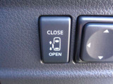 助手席側は電動オートスライドドアです。運転席からも操作できて便利です。