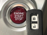 【Hondaスマートキー】カバンやポケットに入れたままでもドアの施錠・解錠が可能なスマートキーを装備。エンジンのオン・オフ時もカギを取り出す必要が無いからとっても便利です♪