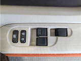 パワーウィンドウのスイッチですよ。 運転席に居ながら窓を開け閉めのコントロールできますよ。 ロック機能で、子供がイタズラして窓を開けるという事も無くなりますよ。