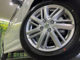 外観にマッチした純正アルミホイールを装着しております。各種社外アルミホイールや、スタッドレスタイヤも取扱いしております。是非ご相談ください♪