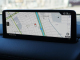 マツダコネクトの10.25インチワイドセンターディスプレイです。『Android Auto』『Apple CarPlay』や独自のコネクテッドサービスに対応したインターフェイスシステムです。