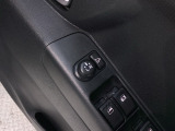狭い駐車場で便利な電動格納ドアミラーが付いています。