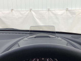 運転視界の遠方上方に虚像を投影することで前を見ながら情報の視認ができます。本当にドライバーが必要な情報を適切に伝え、楽しんで頂くことを考えた新世代装備です。※虚像は1.5m前方に浮かぶイメージです。