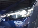 【LEDヘッドライト】悪天候や夜間走行時も良好な視界を確保し安心して運転できる高輝度LEDヘッドライトを装備。明るい上に点灯速度が早く消費電力も抑えられています。