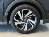 純正のアルミホイール装着車です。タイヤサイズは195/60R17です。