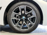 【BMWアロイホイル】軽量かつ強度に拘ったアロイホイル。走行性能ポテンシャルを引き出す設計。車の足元を引き締めてくれる大きなポイントはアロイホイルです。