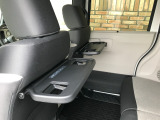 格納式シートバックテーブル付きです。休憩時のちょっとした小物置きとして便利です。