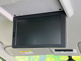 【フリップダウンモニター】大画面モニターで後席でもエンタメをお楽しみいただけます。小さなお子様にも大人気の装備です♪