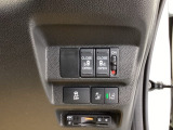 パワースライドドアの開閉はスマートキーのリモコンやドアノブは勿論、運転席側のスイッチ操作でも開閉ができ、安全・簡単です。