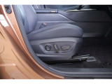 パワーシート搭載。微妙な調整が手軽にでき、最適なポジションで運転することが可能です。