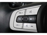 ハンドル左部分でオーディオ操作が可能。そのため、運転中でも目線をずらさずに安全運転♪