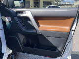 電動ランバーサポート(運転席)やアクティブヘッドレスト(運転席、助手席)まで装備されているゴージャスな仕様。