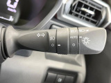 【オートライト】周りの明るさに応じて自動でヘッドライトの点灯・消灯ができる機能です!ライトの付け忘れ・消し忘れなどが無くなり、雨の日や夕方の走行も安心!トンネル通過時も便利ですね♪