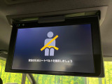 【後席モニター】家族や友人とお出かけする機会が多い方に大人気の後席モニターを装備!見やすい位置に画面がありテレビやDVDの視聴も快適!友達もお子様も、後席にしか乗らなくなるかも??