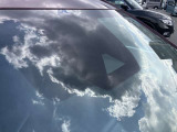 フロントガラスの上部には衝突軽減ブレーキの装置も付いており、より安全に運転を楽しんでいただくことができます。