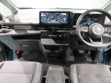 ナブゲ-ションを見やすい位置に配置して視点の移動を抑えて操作性をアップした運転席まわりです。もちろんクリ-ニング済みで室内もキレイです