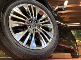 【純正19インチアルミホイール】外観にマッチした純正アルミホイールを装着しております。各種社外アルミホイールや、スタッドレスタイヤも取扱いしております。是非ご相談ください♪
