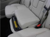 インテグレーテッド・チャイルド・クッションは座面を上昇させることにより、お子様が座った際にシートべルトが適切な位置になるように調整できます。前方へスライドし、フロントシートに近づけることもできます。