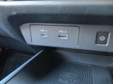 USBも2ポートありますので同乗者の方との同時充電もできますよ