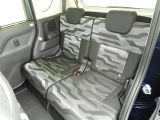 後部座席もゆったりして居心地も良く深いくつろぎをもたらします。長距離ドライブには欠かせませんね!