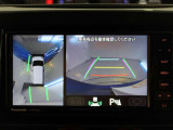 パノラミックビューモニター付きです。車両を上から見たような映像をモニター画面に表示。運転席からの目視では見にくい、車両周辺の状況をリアルタイムでしっかり確認できます。
