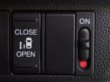 運転席からもスライドドアをボタン操作でスピーディーに開閉できます!またスマートキーでも操作できるので便利です。