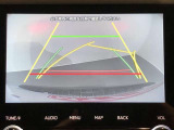 【バックモニター】駐車時に後方がリアルタイム映像で確認できます。大型商業施設や立体駐車場での駐車時や、夜間のバック時に大活躍!運転スキルに関わらず、今や必須となった装備のひとつです!