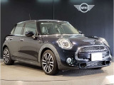 MINIのフロントグリルのデザインはイギリスで生まれた当初から、シルバーのサイドバーが折り重なった伝統的なデザインで御座います。その伝統はBMWのお車になってからでも少しずつ形を変えて守られております