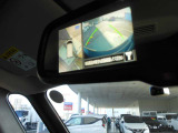ルームミラーでアラウンドビューモニターの画像が確認出来ます。