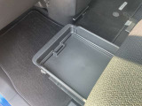 シートアンダーボックスです、靴とかを収納するに便利です。