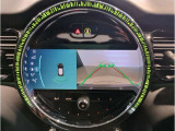 【バックモニター】&rdquo;R&rdquo;レンジにシフトチェンジして頂くとバックカメラとセンサーが起動し駐停車時の運転をサポートします。