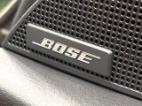 【BOSEサウンドシステム】メーカーオプションの高品位サウンドシステムを搭載。専用のチューニングが施された大小様々なスピーカーから良質なサウンドが奏でられ、臨場感あふれる音響空間を演出します。
