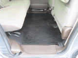 【後部座席のフロアマット】後部座席も純正フロアマット付きです。こちらも大きなスレや傷、汚れなどなく綺麗な状態です。