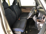 運転席の座面高さを調整できるシートリフターが付いています。フロントシートはベンチシートを採用で、座面も広く使い勝手もいいですよ♪