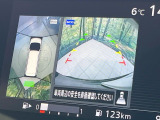 【アラウンドビューモニター】専用のカメラにより、上から見下ろしたような視点で360度クルマの周囲を確認することができます☆死角部分も確認しやすく、狭い場所での切り返しや駐車もスムーズに行えます。