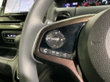 ステアリングにオーディオ操作スイッチが付いています。オーディオ画面に直接タッチしなくても操作が出来ますので、運転に集中できます。