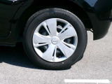日産純正のホイールキャップで足元からスタイリッシュに決まってます。
