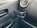 運転席側のドリンクホルダー。助手席にも、同様にドリンクホルダーが、ございます。