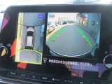 自車を真上から見下ろすように映し出すので周囲の状況が分かるアラウンドビューモニター搭載。フロントカメラとしても使用できます。車庫入れなど苦手な人の頼りになる助っ人です。