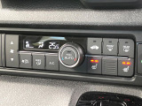 【オートエアコン】一度お好みの温度に設定すれば、車内の温度を検知し風量や温度を自動で調整。暑い&hellip;寒い&hellip;と何度もスイッチ操作をする必要はありません。快適な車内空間には必須の機能ですね♪