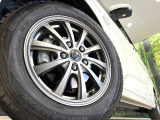 【15インチアルミホイール】外観にマッチしたアルミホイールを装着しております。各種アルミホイールや、スタッドレスタイヤも取扱いしております。是非ご相談ください♪