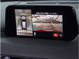 【360&deg;ビュー・モニター】専用カメラにより上から見下ろしたような視点で360度クルマの周囲を確認することができます。駐車が苦手な方でも縦列駐車や幅寄せ時に活躍してくれます。